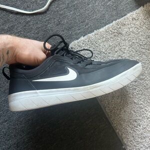 ⭐️ MENS 11.5- NIKE-GREAT CONDITION!⭐️